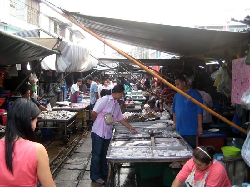 maeklong-railway-market-04