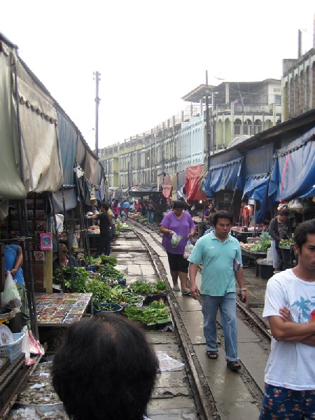 maeklong-railway-market-05